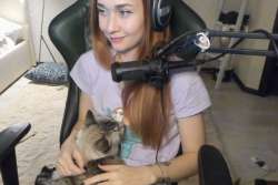 585x392