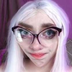 698x700