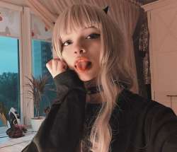 647x559