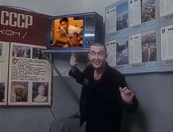 942x720