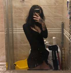 889x907
