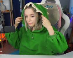 896x717