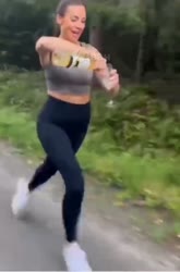 566x854