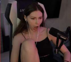 890x773
