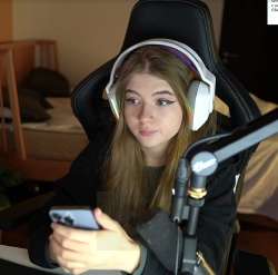 889x880