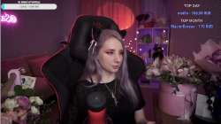 890x499
