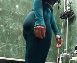 596x487