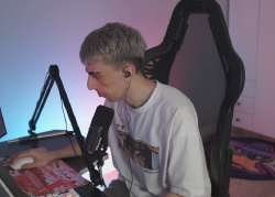 689x495