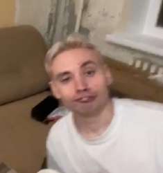 304x323