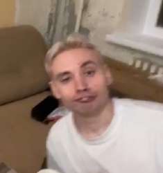 304x323