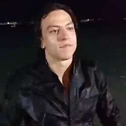 369x368