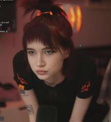 684x749