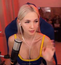 695x736