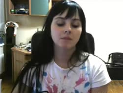 586x444