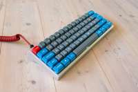 736x490