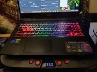 933x700